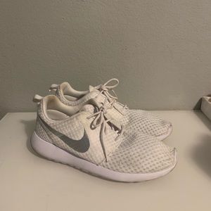 White nike roshes